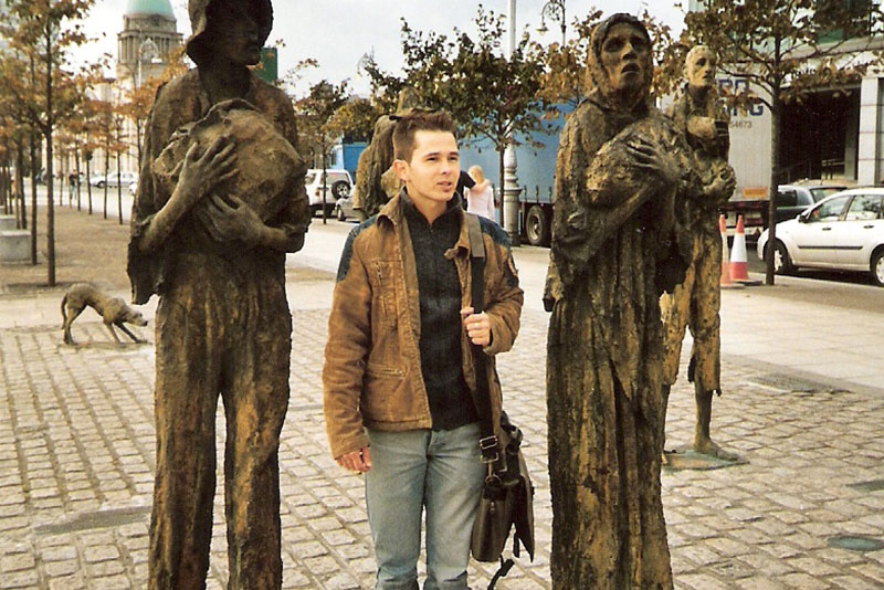 Als Student 2003 in Dublin (Famine Monument) 